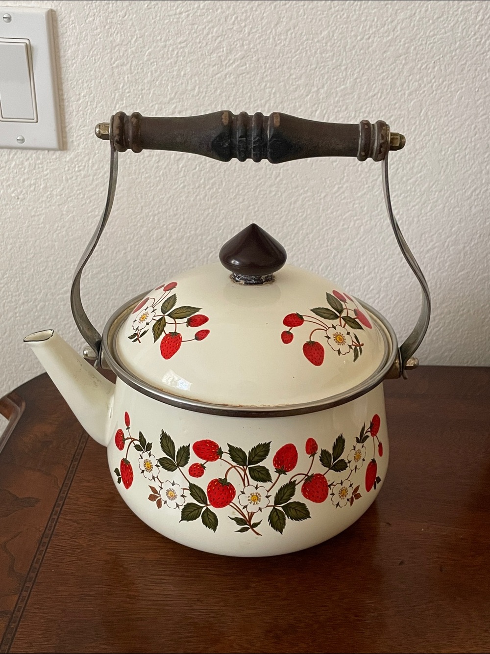 Sheffield Strawberries 'n Cream Porcelain Enamel Tea Pot kettle Vintage 80s RARE